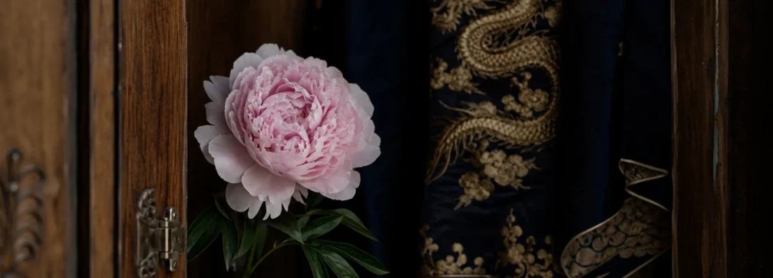 Et si la pivoine détrônait enfin le dragon dans votre garde-robe ?