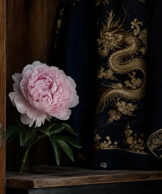 Et si la pivoine détrônait enfin le dragon dans votre garde-robe ?