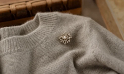 On a testé la broche scintillante sur un simple pull en maille : le résultat est bluffant