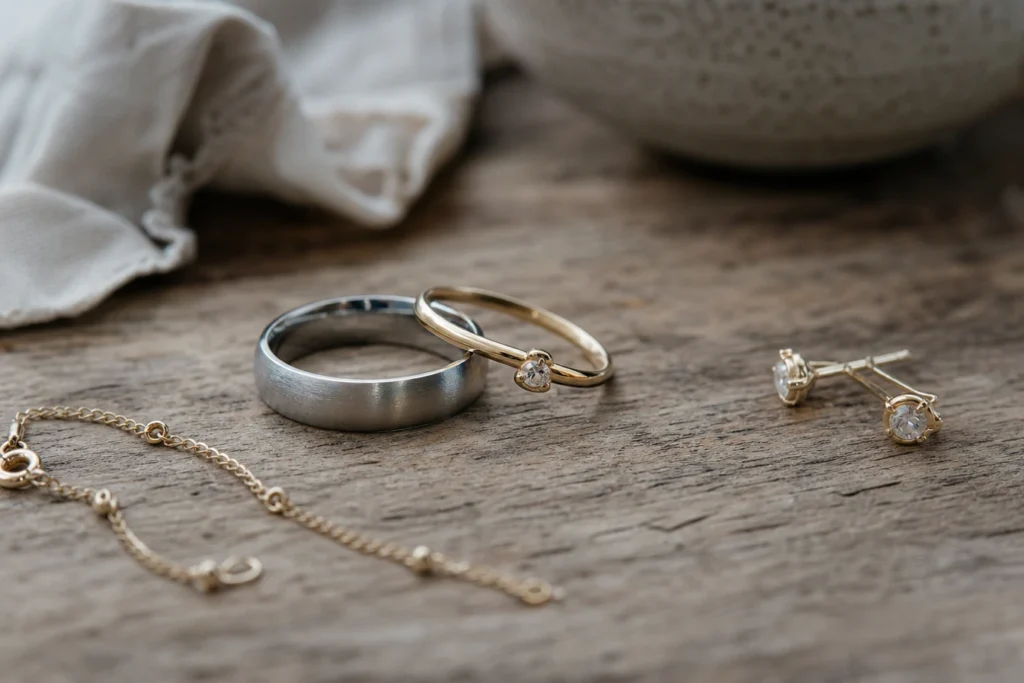 Comment associer une bague couple à vos bijoux du quotidien ?