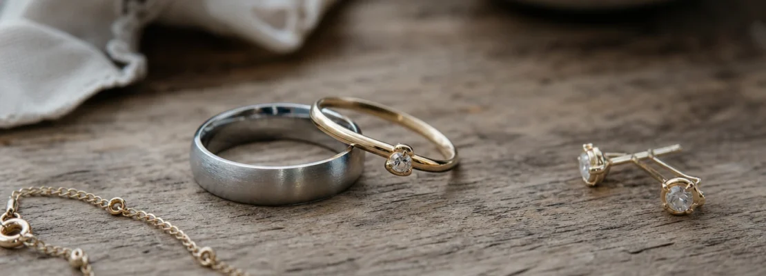 Comment associer une bague couple à vos bijoux du quotidien ?